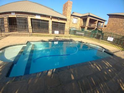 Townhouse For Rent in Sonneveld, Brakpan